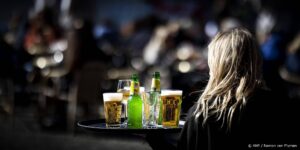 AMSTERDAM - Een ober serveert verschillende soorten bier op een terras. ANP RAMON VAN FLYMEN