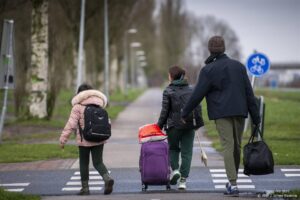 TER APEL - Asielzoekers komen aan bij het opvangcentrum van het COA. Het maximumaantal asielzoekers dat in het centrum mag verblijven is 2000. Voor elke dag dat dit wordt overschreden, krijgt het COA een dwangsom van 15.000 euro opgelegd. ANP JILMER POSTMA