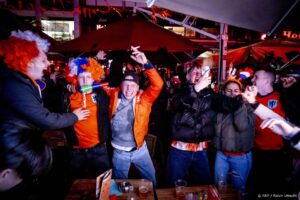 ROTTERDAM - Supporters vieren feest op het stadhuisplein na de de EK-kwartfinale tussen Nederland en Turkije. ANP ROBIN UTRECHT