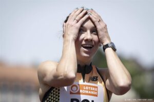 epa11477235 Femke Bol of Netherlands reacts after setting a new European record in the 400 metres hurdles Women during the 44th edition of Resisprint International, at the Stade de la Charriere, in La Chaux-de-Fonds, Switzerland, 14 July 2024. EPA/ANTHONY ANEX De Olympische Spelen 2024 voor dummies: op wie moet je letten?