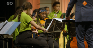 Het Leerorkest leert kinderen van verschillende sociale achtergronden een muziekinstrument te bespelen.