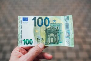 Van dit materiaal wordt briefgeld gemaakt (en zo herken je vals geld) Veel Nederlanders lopen tot ruim 1800 euro mis, je hebt nog een week