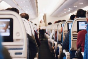 Vliegen, reizen, vliegtuig Wel of niet je stoel naar achteren tijdens het vliegen? Etiquette-experts geven antwoord