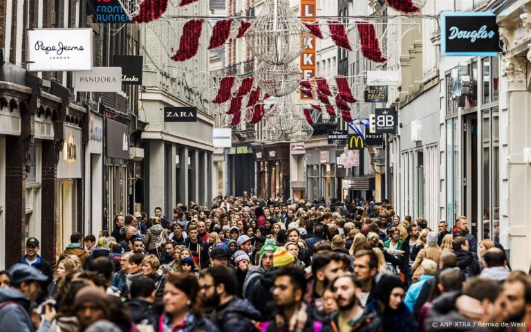 AMSTERDAM - Winkelend publiek in de Kalverstraat. ANP XTRA REMKO DE WAAL