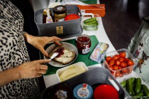 HEEMSKERK - Kinderen krijgen op een basisschool een gratis ontbijt. Op vijfhonderd basisscholen wordt een schoolontbijt aangeboden om te voorkomen dat kinderen met een lege maag beginnen aan de schooldag omdat hun ouders krap bij kas zitten vanwege de inflatie en hoge energieprijzen. ANP REMKO DE WAAL ontbijt overslaan gezond tips