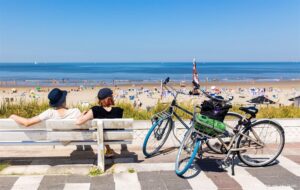 ZANDVOORT - Badgasten komen aan op het strand van Zandvoort, in opnieuw een tropisch warm weekend. ANP IRIS VAN DEN BROEK