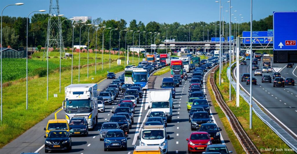 UTRECHT - Verkeer staat vast in de file op de wegen rondom Utrecht. In verband met wegwerkzaamheden en afsluitingen op de A2 en forse drukte lopen de alternatieve routes rond de domstad dicht. De A2 bij Utrecht richting het zuiden is dicht dit weekend, Rijkswaterstaat vervangt onder meer het asfalt daar voor een stillere variant. ANP JOSH WALET