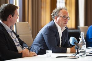 UTRECHT - NS-directeur Wouter Koolmees en ProRail-topman John Voppen tijdens een persgesprek over de prestaties op het spoor. Tijdens het gesprek blikken de spoorbeheerder en de spoorwegmaatschappij terug op de eerste helft van het jaar en geven een toelichting op de verwachtingen voor de tweede helft van 2024. ANP JEROEN JUMELET