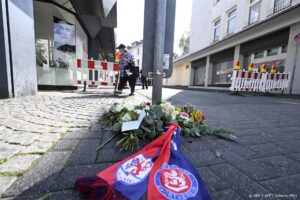 Flowers for the victims are placed on August 24, 2024 near the scene where at least three people were killed and several injured when a man attacked them with a knife on late August 23, 2024 in Solingen, western Germany, during a festival to mark the city's 650th anniversary. German police stepped up a major hunt for a man who stabbed three people to death and wounded eight others at the street festival, authorities said. Police closed off the centre of Solingen after the attack at the city's "Festival of Diversity". A police statement said five of the wounded were in "serious" condition.
Roberto Pfeil / afp