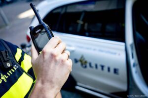 ROTTERDAM - Een politieagent met een portfoon bij een politiebureau in Rotterdam. ANP ROBIN UTRECHT