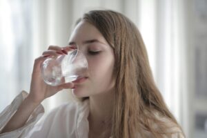 Drink genoeg water: maar wanneer drink je er te veel van?