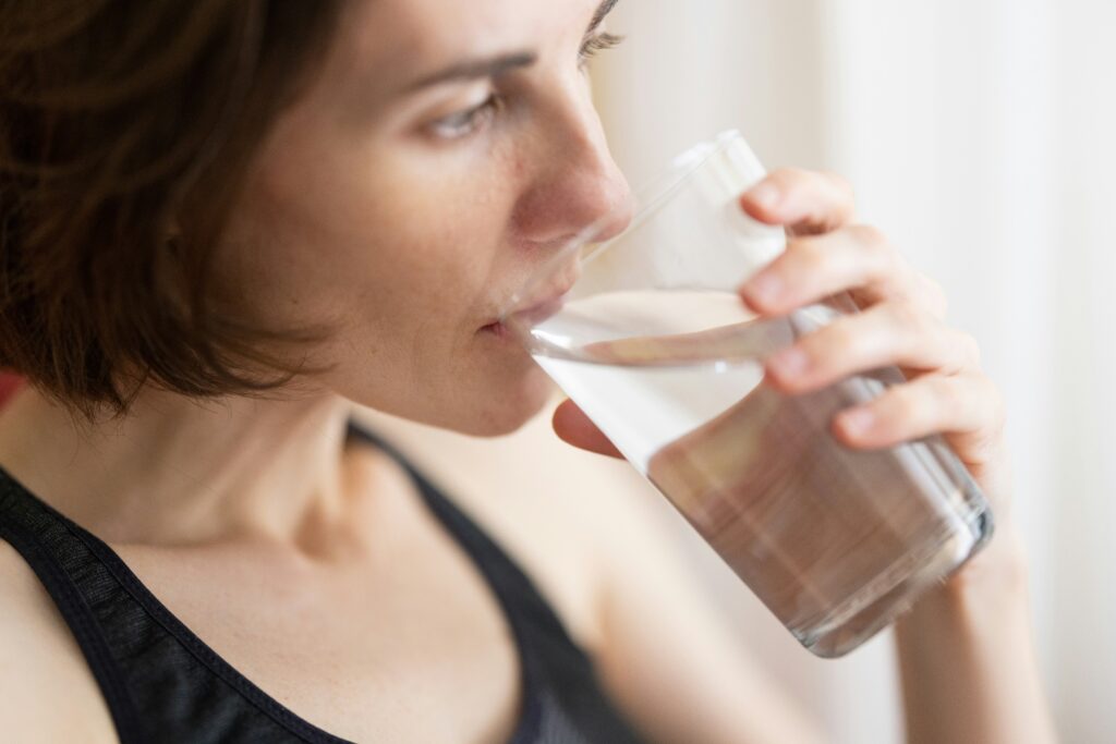 Questa regola pratica ti aiuterà a sapere se stai bevendo abbastanza acqua