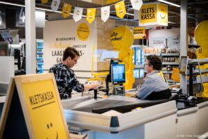 UDENHOUT - De eerste kletskassa in een vestiging van Jumbo. In aanloop naar de Week tegen Eenzaamheid begint het supermarktconcern met de uitrol van 200 nieuwe kletskassa’s, waar mensen terecht kunnen die geen haast hebben en verlegen zitten om een praatje. ANP ROB ENGELAAR