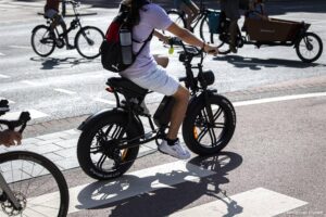 AMSTERDAM - Een fatbike in de binnenstad van Amsterdam. Door het extreem hoge aantal fatbikes dat wordt gestolen is de ANWB voorlopig gestopt met het verzekeren van de elektrisch aangedreven fietsen met dikkere banden. ANP RAMON VAN FLYMEN