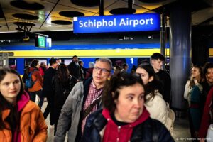 SCHIPHOL - Treinreizigers op luchthaven Schiphol. De NS waarschuwde reizigers voor forse hinder op het spoor bij Schiphol als gevolg van onvoorziene extra werkzaamheden aan het spoor. ANP RAMON VAN FLYMEN