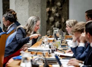 DEN HAAG - Fleur Agema, minister van Volksgezondheid, Welzijn en Sport, praat met Femke Wiersma, minister van Landbouw, Visserij, Voedselzekerheid en Natuur, tijdens het debat over de regeringsverklaring in de plenaire zaal van de Tweede Kamer. Het kabinet Schoof gaat in debat met de kamer over het beleid voor de komende kabinetsperiode. ANP REMKO DE WAAL