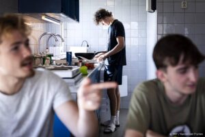 AMSTELVEEN - Studenten in hun woonkamer op campus Uilenstede. ANP RAMON VAN FLYMEN