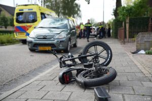 KAATSHEUVEL - Een 15-jarige jongen op een fatbike is zwaargewond geraakt na een botsing met een auto op de Hilsestraat. De jongen is met de traumahelikopter naar het ziekenhuis gebracht. ANP ERIK HAVERHALS **OPMERKING VAN DE REDACTIE: kentekenplaat is onherkenbaar gemaakt.**