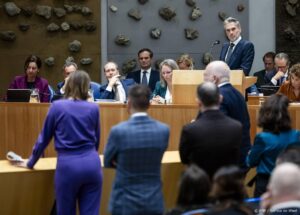 DEN HAAG - Minister-president Dick Schoof in vak K met een deel van de oppositie bij de interruptie microfoon tijdens de tweede dag van de Algemene Politieke Beschouwingen. ANP REMKO DE WAAL