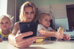 schermtijd, smartphone, ouders, kinderen, opvoeding, onderzoek, telefoon