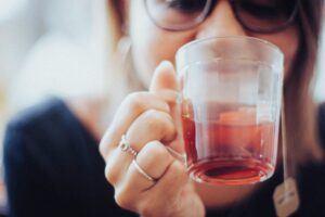 thee uit een glas drinken gevaarlijk