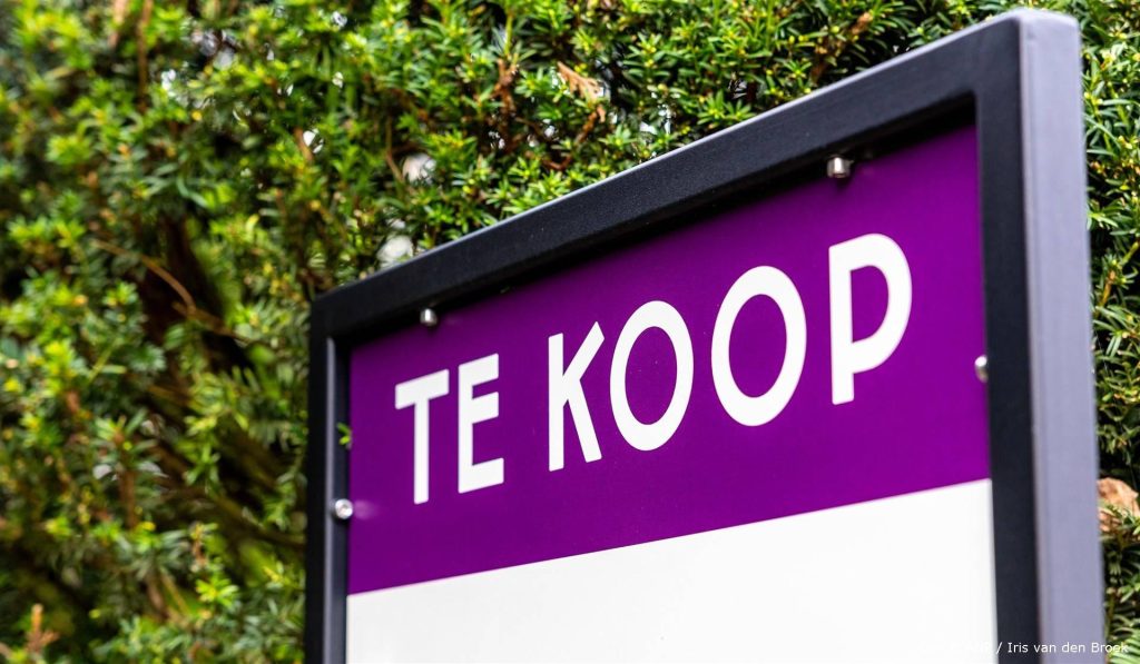 TIEL - Een te koop bord in de tuin van een woning tijdens de landelijke Open Huizen Dag van de NVM. Woningzoekers kunnen op deze dag zonder afspraak deelnemende woningen die te koop staan bezichtigen. ANP IRIS VAN DEN BROEK