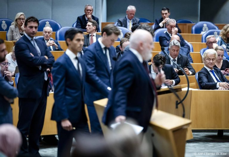 DEN HAAG - Geert Wilders (PVV) kijkt naar de oppositie aan de interruptiemicrofoon op de tweede dag van de Algemene Politieke Beschouwingen. ANP REMKO DE WAAL