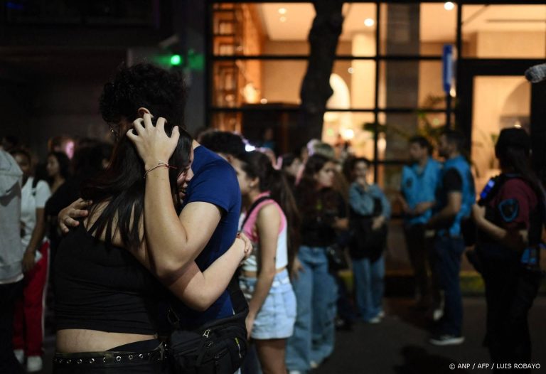 Fans of British singer Liam Payne cry next to the hotel where he died in Buenos Aires on October 16, 2024. British singer Liam Payne, former member of the group One Direction, died Wednesday aged 31 after falling from the third floor of a hotel in Argentina, police in Buenos Aires said.
Luis ROBAYO / AFP