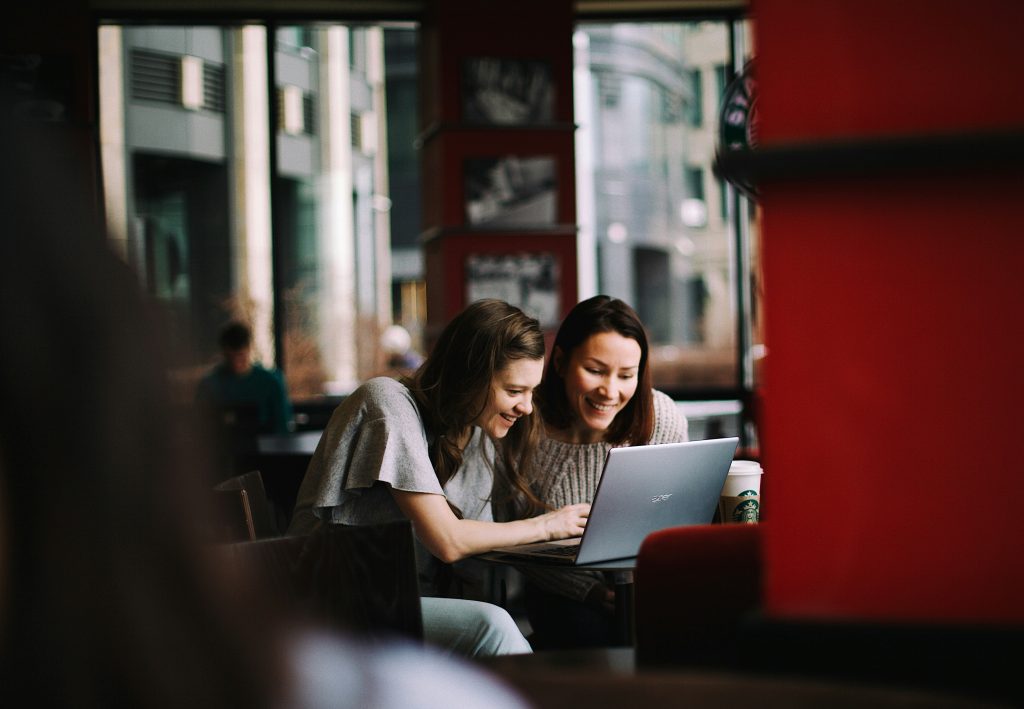 Veel Nederlanders zien collega's niet als vrienden, vooral oudere generatie zit daar niet op te wachten