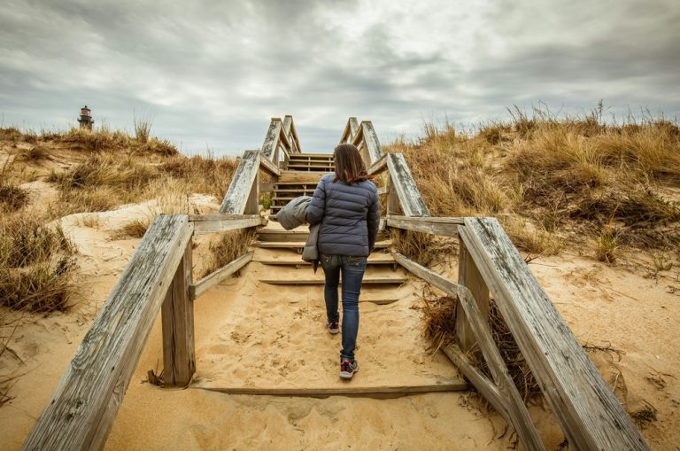 opgebiecht-wandelen-buurvrouw