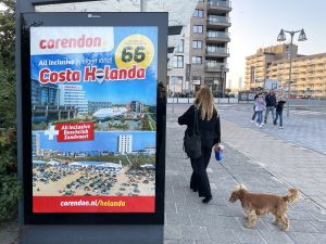 Weg met 'fossiele reclames'? Den Haag krijgt primeur, maar reisbranche is boos