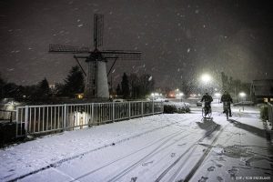 GELDROP - Fietsers trotseren de sneeuw. In het zuiden van het land is het aan het eind van de middag begonnen met sneeuwen. ANP ROB ENGELAAR