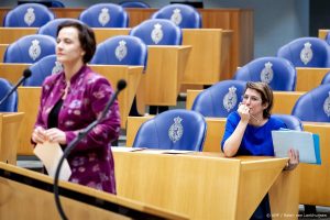 DEN HAAG - Rosanne Hertzberger (NSC) tijdens een debat over oversterfte in de Plenaire zaal. Door oversterfte en het overlijden van meer mensen dan verwacht hebben kamerleden om opheldering gevraagd. ANP ROBIN VAN LONKHUIJSEN