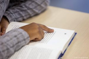 ROTTERDAM - Leerling van basisschool Het Open Venster in Rotterdam-Zuid op de dag dat de Kinderboekenweek van start gaat. ANP IRIS VAN DEN BROEK