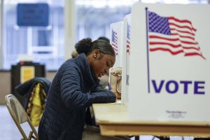 A woman casts her ballot during early voting for the US general election at a polling station at Ottawa Hills High School in Grand Rapids, Michigan, on November 3, 2024. KAMIL KRZACZYNSKI / AFP Verkiezingen