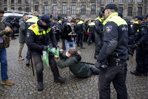 ro-Palestijnse demonstratie op de Dam ondanks noodverordening, meerdere mensen aangehouden