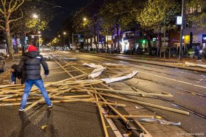 AMSTERDAM - Rommel op de trambaan nadat een groep voor onrust heeft gezorgd op Plein 40-45 in Amsterdam Nieuw-West. Ze gooiden onder meer met vuurwerk. Doordat een brandend object op een tram terechtkwam is deze in de brand gevlogen, maar de brand is inmiddels geblust. In de tram zaten geen mensen en er zijn geen gewonden. ANP VLN NIEUWS