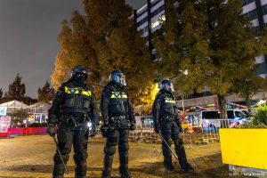 AMSTERDAM - ME-inzet nadat een groep voor onrust heeft gezorgd op Plein 40-45 in Amsterdam Nieuw-West. Ze gooiden onder meer met vuurwerk. Doordat een brandend object op een tram terechtkwam is deze in de brand gevlogen, maar de brand is inmiddels geblust. In de tram zaten geen mensen en er zijn geen gewonden. ANP VLN NIEUWS