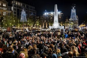 AMSTERDAM - Pro-Palestijnse demonstranten voeren actie tegen fascisme en genocide op de Dam. In de hoofdstad geldt een noodverordening vanwege het geweld na de wedstrijd tussen Ajax - Maccabi Tel Aviv. De noodmaatregel houdt onder meer een demonstratieverbod in. ANP RAMON VAN FLYMEN