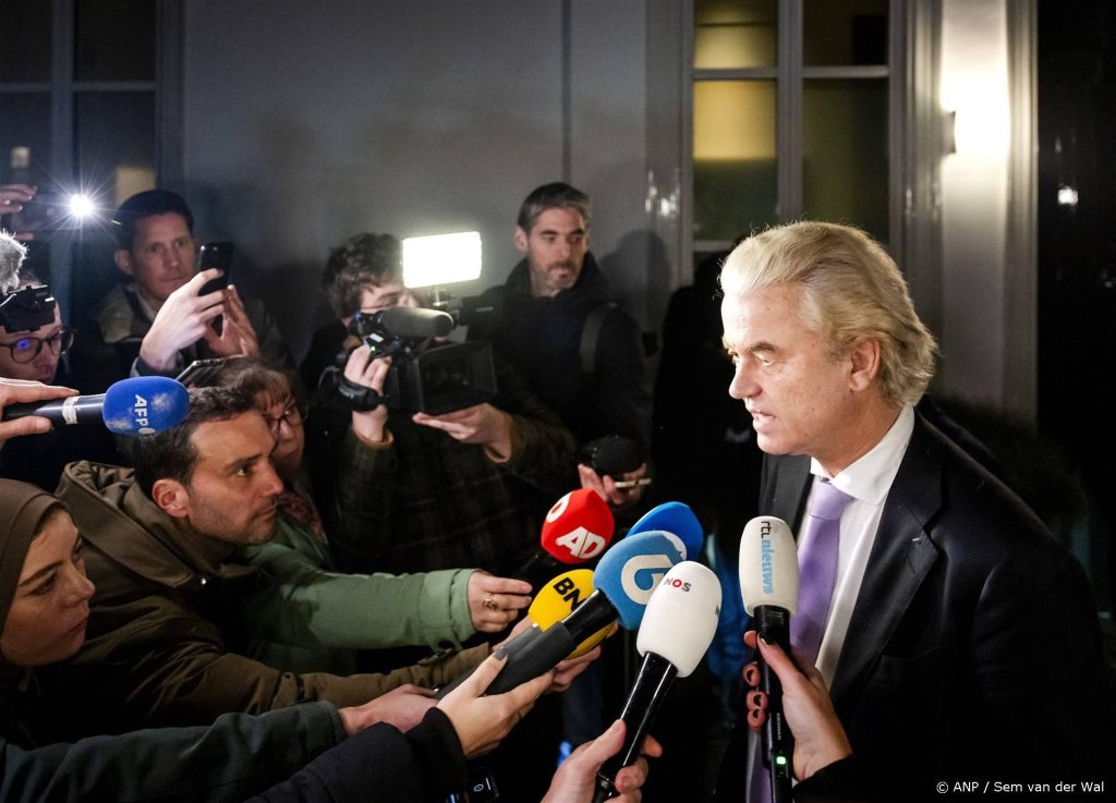 DEN HAAG - Geert Wilders (PVV) staat de pers te woord na crisisoverleg op het Catshuis na afloop van een ministerraad. Staatssecretaris Nora Achahbar (Toeslagen, NSC) is uit het kabinet gestapt uit onvrede over uitspraken van kabinetsleden over mensen met een migratieachtergrond. ANP SEM VAN DER WAL