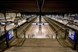 ROTTERDAM - Lege Perrons tijdens een staking van ProRail waarbij verkeersleidingsposten het traject tussen Rotterdam, Den Haag en Roosendaal tijdelijk stil leggen. Door de staking rijden er geen treinen in Zuid-Holland, Zeeland en West-Brabant. Ook rijden er geen binnenlandse en internationale treinen over de hogesnelheidslijn. Aanleiding voor de acties is het vastlopen van cao-gesprekken tussen vakbond FNV en de directie. ANP ROBIN UTRECHT