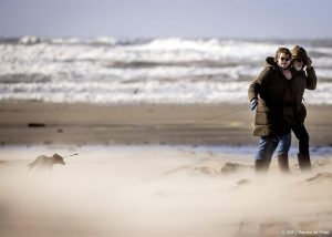 IJMUIDEN - Storm Dudley raast over het strand bij IJmuiden. Het KNMI heeft code geel voor heel Nederland afgegeven. ANP REMKO DE WAAL