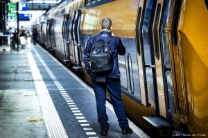 AMSTERDAM - Een conducteur van de NS aan het werk tijdens de ochtendspits op station Amsterdam Zuid. Als gevolg van het personeelstekort bij het vervoersbedrijf rijden er op een aantal trajecten minder treinen. ANP RAMON VAN FLYMEN