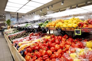 AMSTERDAM - Groente op de versafdeling in een supermarkt van Albert Heijn op het Gelderlandplein. ANP ROBIN VAN LONKHUIJSEN