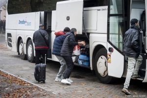 UGCHELEN - Asielzoekers bij vertrek uit de nachtnoodopvang voor asielzoekers die in de nacht van dinsdag op woensdag voor het eerst gebruikt is. ANP JEROEN JUMELET