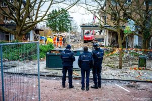 DEN HAAG - Hulpdiensten bij de flat aan de Tarwekamp, twee dagen na de twee grote explosies. Door de ontploffingen is een grote ravage ontstaan en zijn meerdere woningen verwoest. Er zijn tot dusver zes lichamen geborgen. ANP JOSH WALET