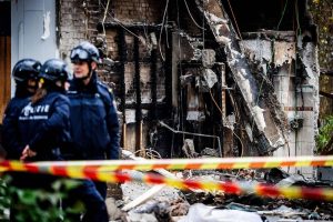 DEN HAAG - Politieonderzoek aan de Tarwekamp, drie dagen na de explosies. Door de twee ontploffingen is een grote ravage ontstaan en zijn meerdere woningen verwoest. ANP JEFFREY GROENWEG