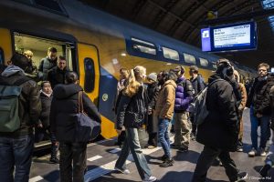 AMSTERDAM - Reizigers op Amsterdam Centraal. De nieuwe dienstregeling op het spoor is ingegaan en dat betekent volgens de NS dat er flink meer treinen gaan rijden. ANP DINGENA MOL