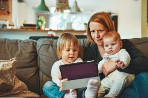 Steeds meer arme gezinnen met jonge kinderen wonen in een (te) klein huis