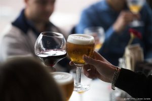 UTRECHT - Mensen genieten na werktijd van de vrijdagmiddagborrel. Uit een medisch onderzoek blijkt dat wie meer dan een glas alcohol per dag drinkt, het risico loopt eerder te overlijden. ANP XTRA JEROEN JUMELET Slecht weer en hoge prijzen gooiden roet in het eten voor de Nederlandse horeca 